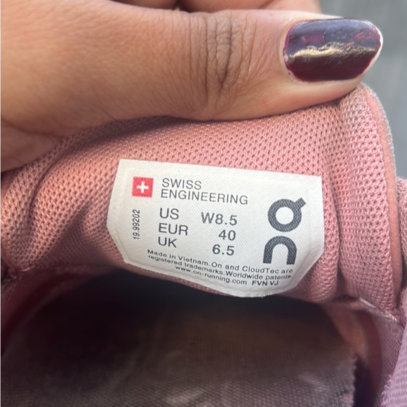 On cloud running shoes Womens 8.5 - Picture 2 of 3